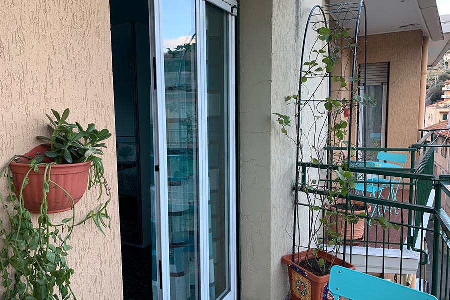 Balcone arredato con tavolo e sedie