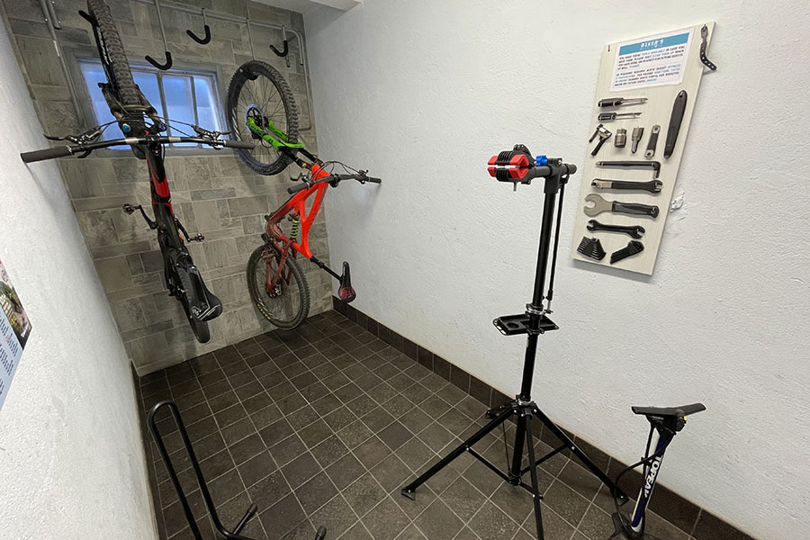 Due biciclette nella bike room accanto agli attrezzi