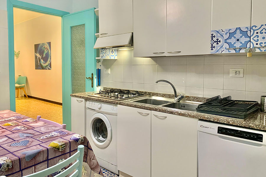 Cucina con piano cottura, lavatrice e lavastoviglie